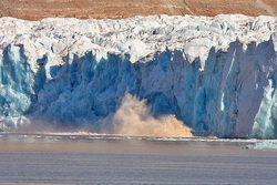 Norwegen, Arktis: Eisbärenexpedition nach Nordspitzbergen - Kalbender Gletscher