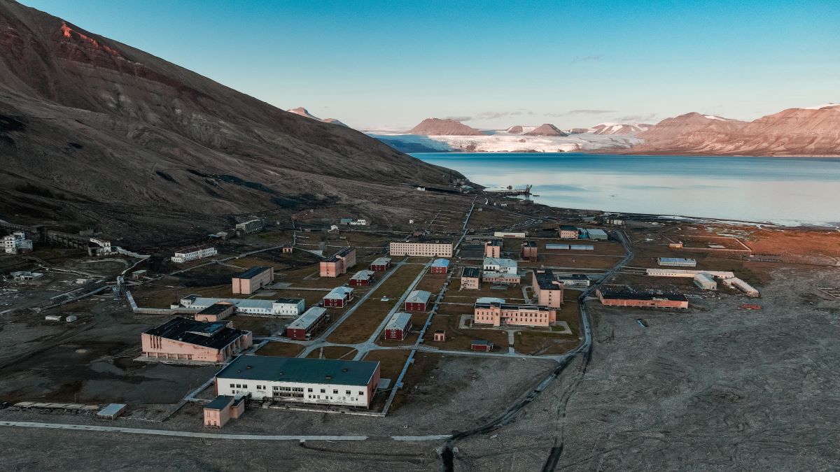 Pyramiden auf Spitzbergen: Zeitreise in die nördlichste Geisterstadt der Welt